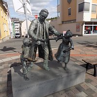 Englebert Humperdink Statue, Boppard train station