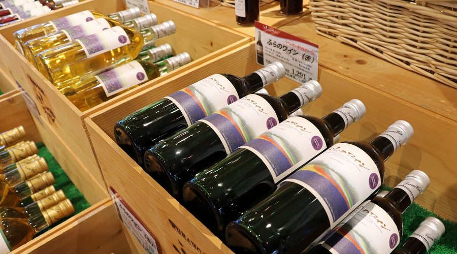 ふらのワインやふらのチーズ、へそのおまんぢうやラベンダー関連の商品をはじめ、富良野のお土産が約2000アイテム揃う「物産センターアルジャン」。フラノマルシェへお立ち寄りの際は、お買い物もごゆっくりお楽しみください。
