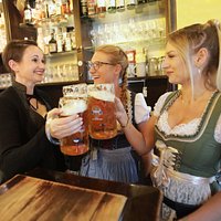 Äääähm... ja... Prost! Auch unsere Mädels lassen es manchmal krachen :)