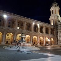 widok na fontanne i bazylikę