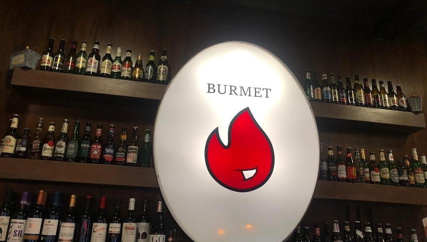 Para los amantes de la cerveza, Burmet cuenta con una cuidada selección de cervezas, nacionales y de importación, principalmente rubias, tipo lager. A disfrutar!!