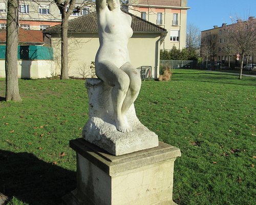 Imposante statue d'une femme avec une cruche d'eau