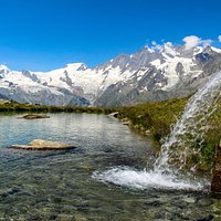 The beautiful view over a small alpine lake from Kreuzboden!