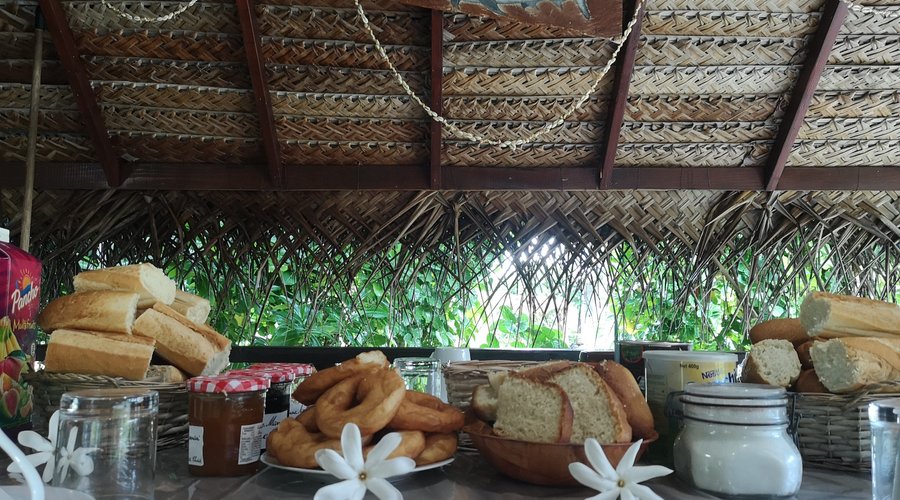 Petit déjeuner continental offert (pain frais, beurre, confitures, boissons chaudes, jus de fruits + œufs, pain coco et beignets selon disponibilité) 