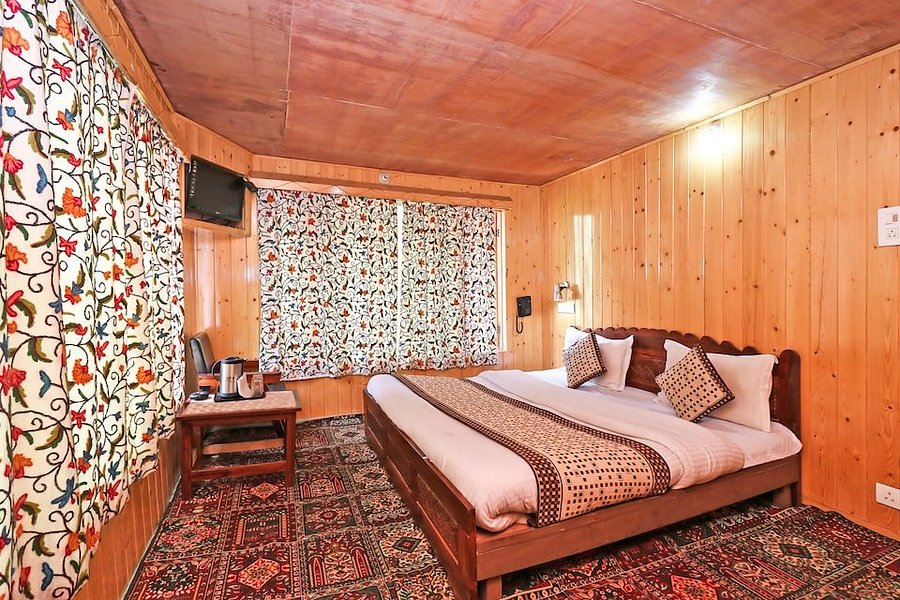 OYO 18770 HOTEL INDIAN PALACE (Laripora) - Hotel Reviews, Photos, Rate