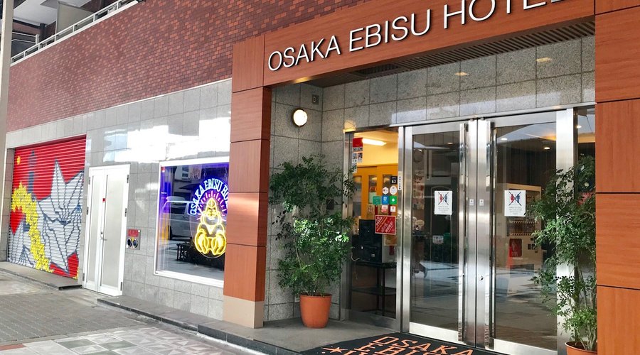 通天閣から徒歩2分！大きな壁画とネオンサインが目印の明るいホテルです！