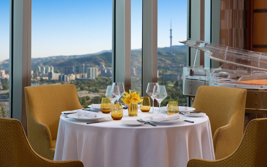
French-inspired cuisine, an outstanding selection of USDA prime meats and internationally sourced seafood make SEVEN Bar & Restaurant the finest dining spot in the city.
