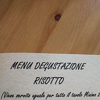 Aggiungo questa foto in merito all ultima recensione fatta. Nei nostri menù è specificato UGUALE PER TUTTO IL TAVOLO