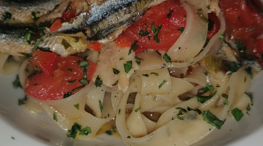 Tagliatelle al rosmarino con alici capperi e pomodorini 