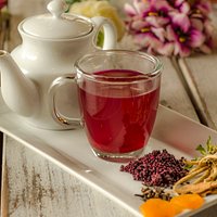 Este té de "La Valeriana" debes tomar es un "must" contiene ayrampo (semilla regional que dá color magenta y es bueno para el estómago) valeriana y otros frutos que le dan un sabor exquisito!