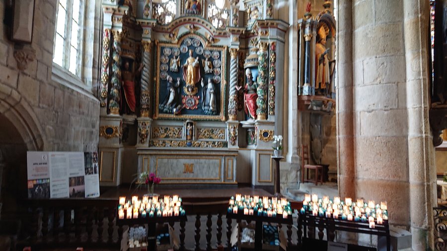 Le maître autel de l'église St Ronan