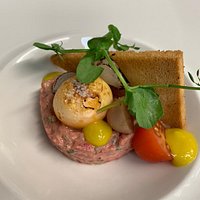 Steak tartaar met koud gegaarde dooier en picalilly