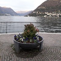 The pedestrian path along the lake, from the seaplane landing to Villa Olmo, is paved with elegant porphyry cubes.