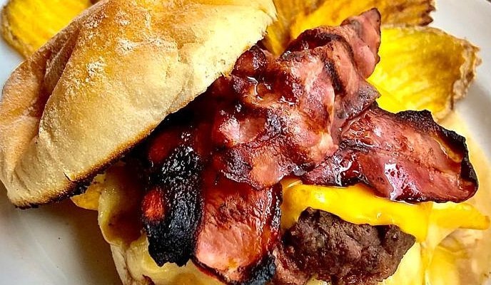Hamburguesa Burmet, guarnición de patatas fritas y pan de cristal