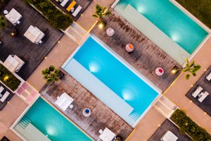 Pool & Beach