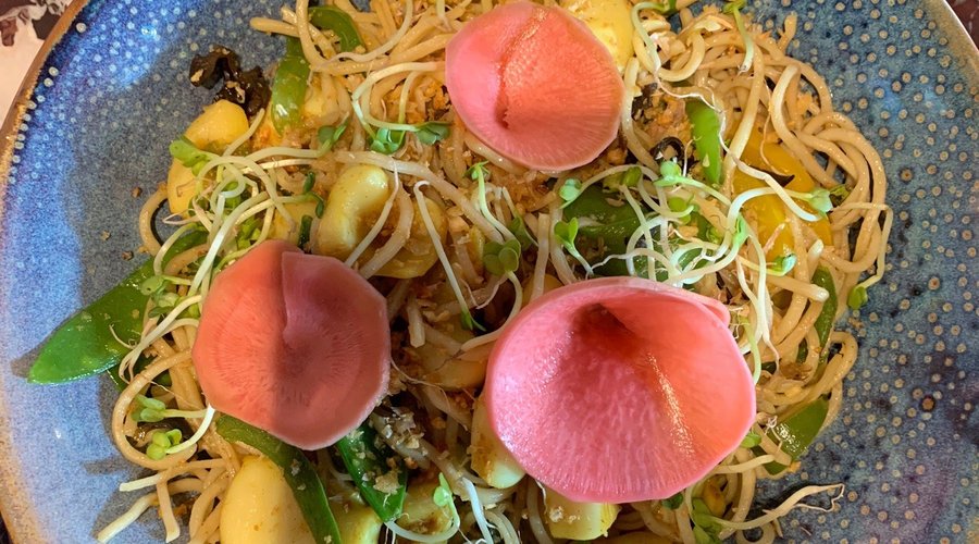 Brasserie aux allures de maison de campagne conviviale où l’on se retrouve pour partager des produits frais et de saisons.