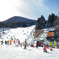 ノルン水上スキー場 インターからマジ5分で着くよ❣️初心者向、ご飯食べるところもスペース広いし、問題なしですよ。係員も皆んな優しくて、リフトに乗れ慣れない人にも優しく手を貸したり、降りるときリフトのスピードを緩めたり気の気配りが大変良かったでーす😄