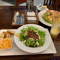 Excelente sitio para comer en El Espinal, es muy agradable y la comida deliciosa, los precios más que asequibles, definitivamente dentro de lo que vi del municipio la mejor opción, parking al frente en el parque.