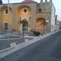 Si tratta di un sepolcreto dove si custodì fino al 700 d.C. il corpo dell'eemta Canione di Bayonne.E' na struttura singolare:2 ingressi ad arco:il mezzano sopporta una cupola moresca e presenta delle raffigurazioni bizanine restaurate.Interessante a sinistra il campanle a vela.Si tratta di un capo di avoro della fine del 200 d.C.