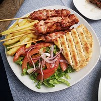 Spiedini di pollo e pita