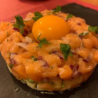 Tartar de salmão em cama de abacate.