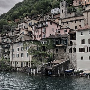 La Locanda Gandriese così come si presenta vista dal battello sul lago di Lugano.