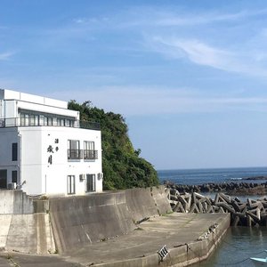 民宿「渚亭磯月」外観。海のすぐそばです。