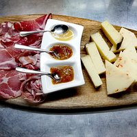 tagliare di salumi e formaggi siciliani con composte