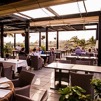 Con cuatro zonas diferenciadas de servicio de comida y/o bebidas, en Collados Roda Golf se mantiene intacto el espíritu de calidad y atención al cliente que distingue a Grupo Collados desde sus inicios en la Sierra de la Sagra. Una experiencia que se deja notar tanto en el trato como en la cuidada preparación de sus platos, sea cual sea la zona de Roda Golf elegida en cada momento.