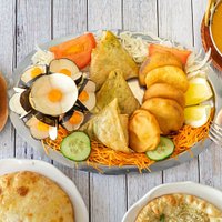 Dans cette photo : Pakora, Samoussa, Chesse Naan, Garlic Naan, Poulet Curry, Poulet Korma, Poulet tikka massala