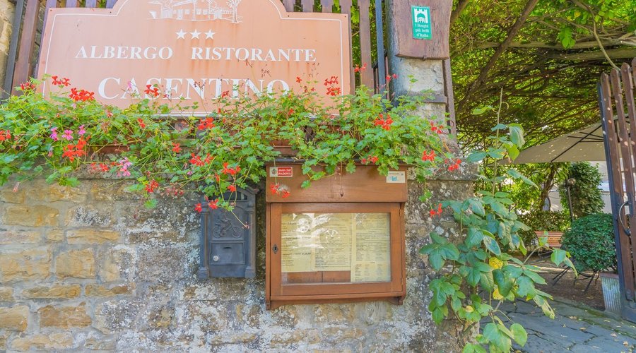 Albergo ristorante Casentino di fronte al castello dei Conti Guidi