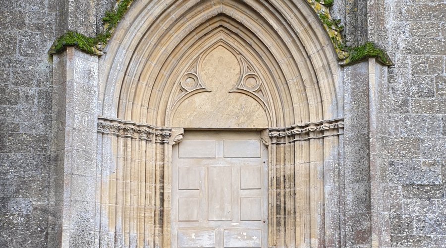 Porte nord menant vers le transept.