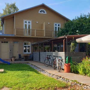 Väike külalistemaja Katariina allee ääres Külalistemaja TAEVAS asub Võru vanalinnas vastselt uuendatud ilmega Katariina allee ääres. Hoone on rajatud 1931. aastal ja algselt asus selles A. Le Coqi limonaaditsehh. Vana maja sai täielikult renoveeritud 2019. aastal ja taastamisel säilitati võimalikult palju algseid detaile (trepp, osaliselt uksed, aknalengid jne), et näidata algupärast ilu. Seinad on kaetud lubjakrohviga, et luua hubane ja tervislik keskkond. Külalistemajast viieminutise jalutuskä