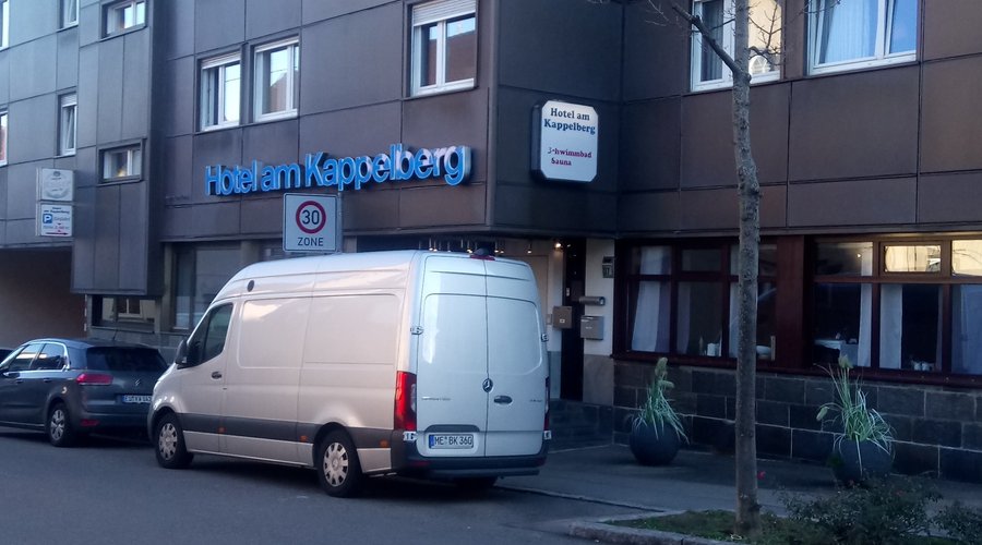 Wejście główne. Trzeba dzwonić przed check in. Potem używa się klucza