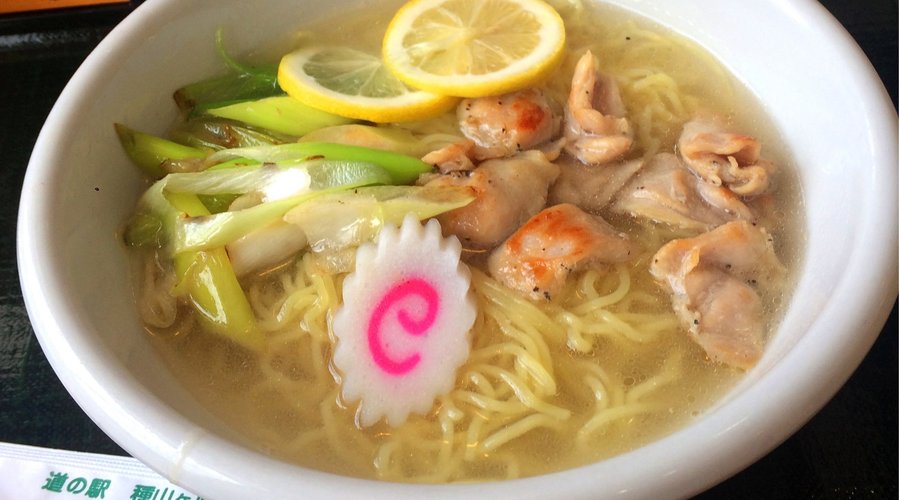 住田鶏はらみらーめんはトッピングのレモンを絞って食べると爽やかでおすすめ！
