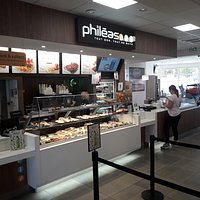 Retrouvez une large sélection de sandwichs, salades desserts et boissons !