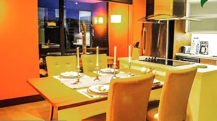 Comedor y cocina de apartamento, amueblada y equipada