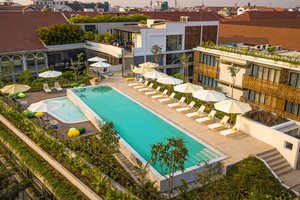 Pool & Beach