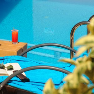 Au Bord de la piscine extérieur en sirotant un cocktail d'oranges bien fraîches.