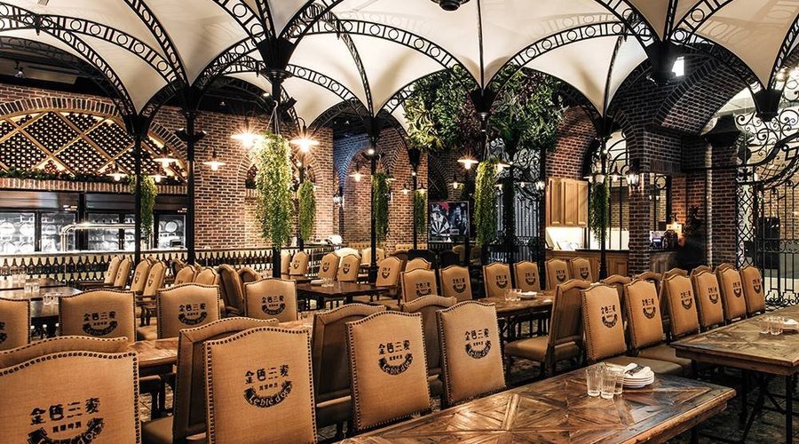 Appreciate life at a perfect intersection
Designed based on the idea of a German beer garden,
its red brick exterior brings about a European style, decorated with plants to create a vibrant ambience. Along with an elegant curved rooftop, one will feel as if he/she is enjoying food and wine leisurely in a European garden.
The outlet serves as a convenient option for get-togethers and business exchanges.