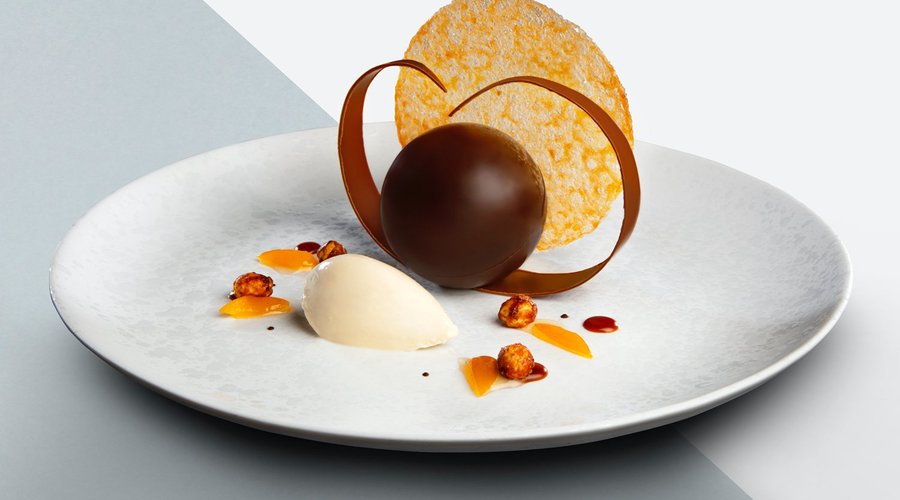La Sphère fondante au chocolat pur Bolivia,
glace à la fève de noix de tonka