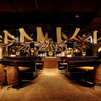 Happy and fun at a beer paradise
Decorated with circus tent roofs, cloth draping and rows of beer barrels. Seats in the outlet are arranged in a circular arc shape, resembling a beer paradise.
Enjoy the happy and fun atmosphere!