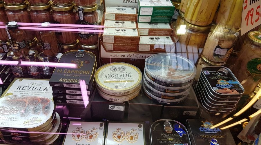 Productos Típicos Maricarmen puesto n°13  Toda la variedad de anchoas , quesos y sobaos que puedas imaginar. Trato inmejorable.