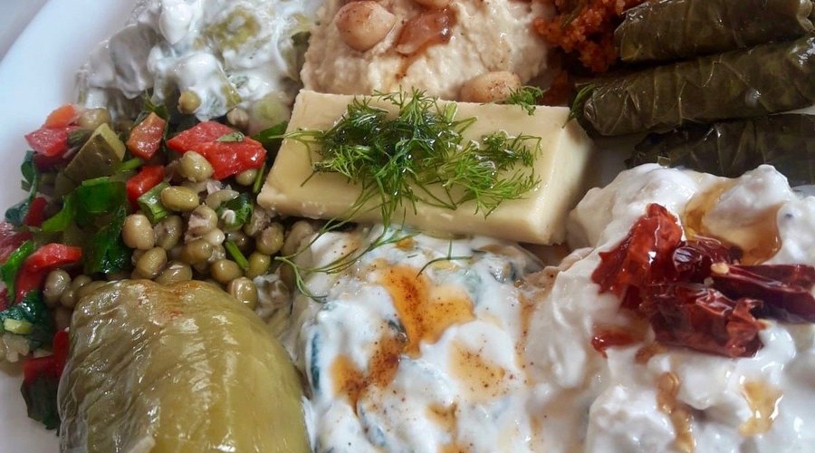 Ürünlerin tamamı %100 organik ve ev yapımıdır. Her gün birbirinden farklı & lezzetli soğuk meze & ara sıcak çeşitleri ile hizmet veren bir meze dükkanı. Misafirlerinize özel sipariş verebileceğiniz gibi, orada da oturup zeytinyağlı tabağı yiyebilirsiniz. Kesinlikle denemelisiniz💯