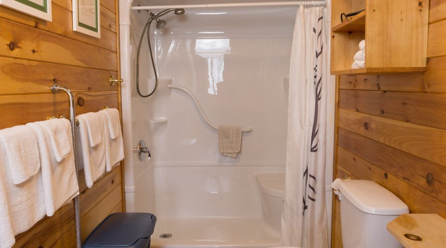 Deluxe Two Bedroom Cottage with Wheel Chair Accessible Bathroon