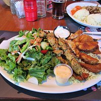 Une assiette de 2 brochettes Souvlaki et salade du chef pour moi et Hamburger Steak pour mon conjoint