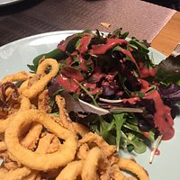 calamari fritti con farina di riso e mais, e insalata con una gustosa vinaigrette