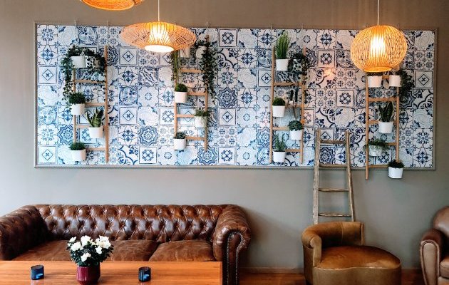 Notre lounge est disponible pour un café, boire un cocktail ou pour manger une salade maison.