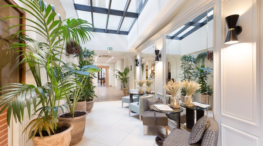 le hall lumineux de l'hôtel