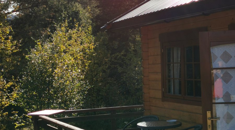 foto van september , heerlijk huisje aan de buitenkant van de camping. Van alle gemakken voorzien
